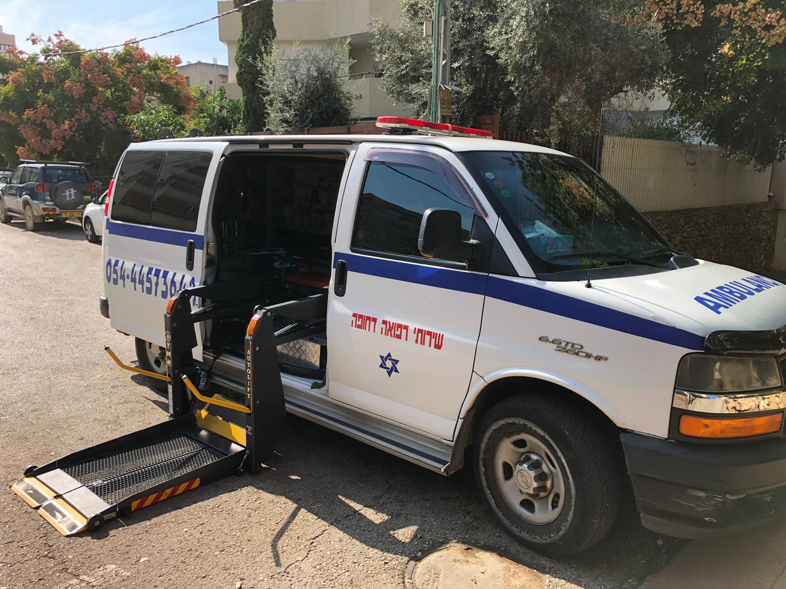 אמבולנס רוני מדיקליין עם מעלון לכיסא גלגלים